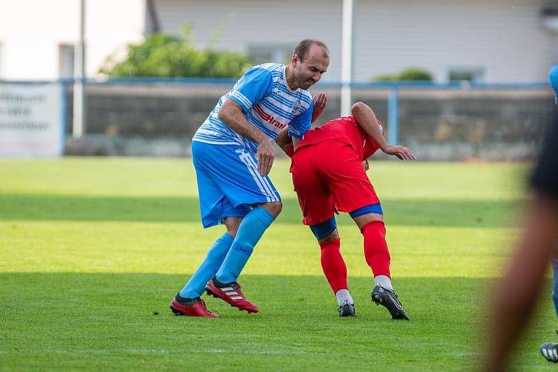Fotbalové utkání mezi AFC Humpolec (v modrobílém) a TJ Tatran Bohunice.