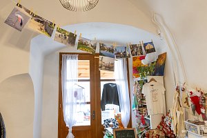 Klienti Domova Jeřabina vystavují své fotografie v komunitním krámku v Pelhřimově.