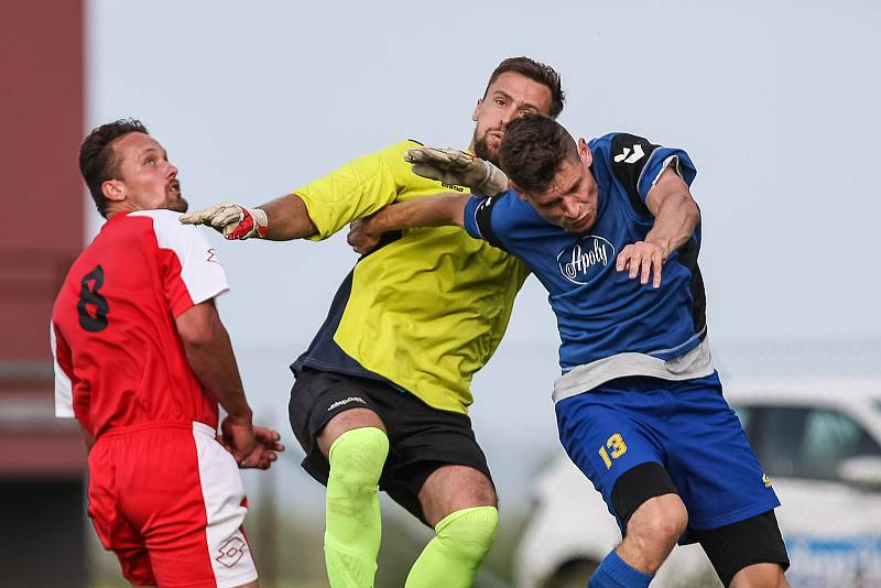 Dělba bodů více vyhovuje košetickým fotbalistům (v červeném), Přibyslav musí doufat v jejich zaváhání.