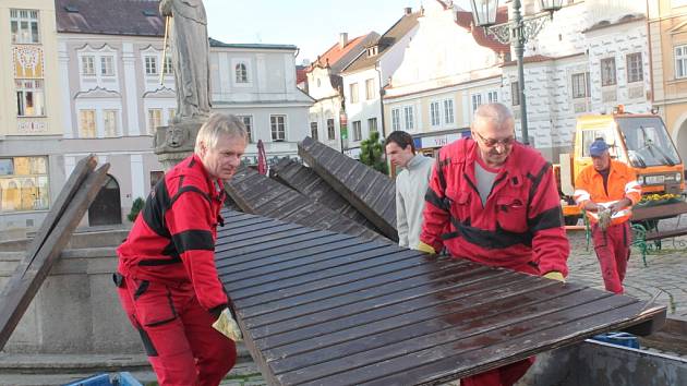 Pracovníci technických služeb sundali dřevěné bednění z kašny, která je jednou z hlavních dominant malebného pelhřimovského  náměstí. 