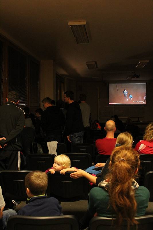 Zájemci si na pelhřimovském gymnázium vyzkoušeli spoustu zajímavých pokusů. Foto: Deník/Monika Pelíšková