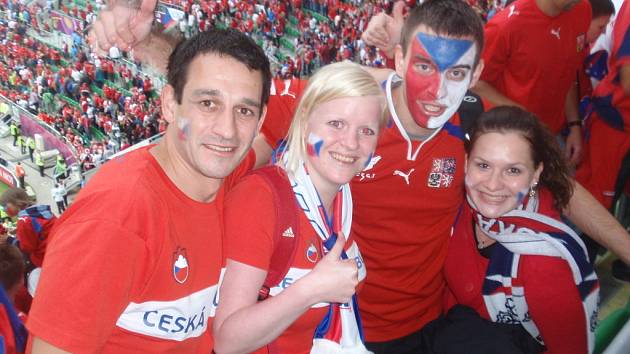 Čeští fotbaloví fanoušci se na Městském stadionu ve Wroclawi v úterý radovali z vítězství nad Řeky. Nechyběla mezi nimi ani Eva Leligdonová z Pelhřimova. 