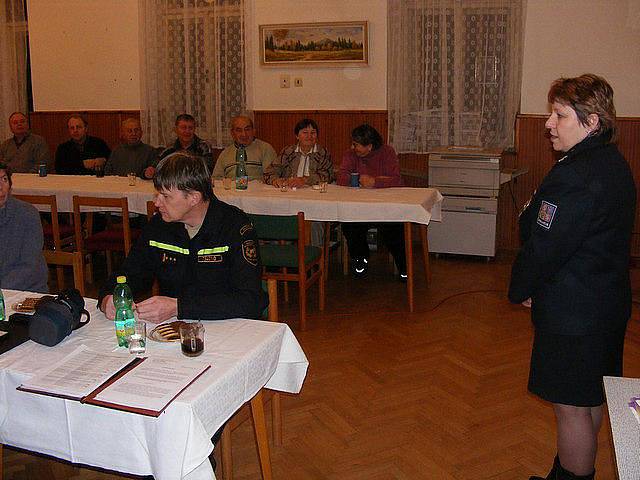 Vyskytenští senioři se setkali s policisty a hasiči. 