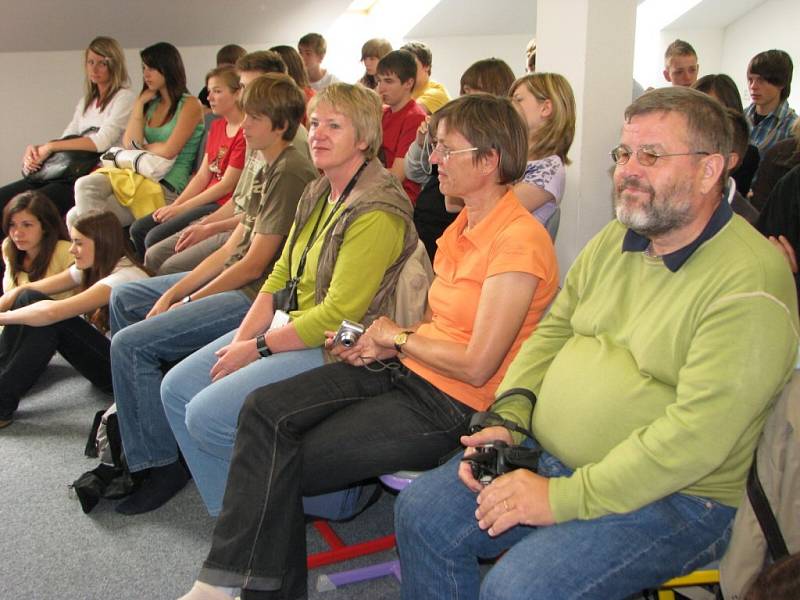 Pelhřimov je až nečekaně příjemné město, kde se nechá žít zalevno. Takové vysvědčení vystavili místu svého šestidenního výměnného pobytu školáci a učitelé z německého Kirchhellenu, kteří přijeli již podeváté oplatit návštěvu svým přátelům ze ZŠ Komenského