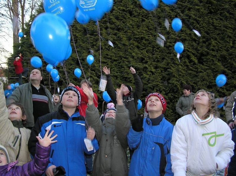 Celkem 331 modravých balonků vzlétlo v úterý 9. prosince 2008 přesně v 15.40 hodin od jiřické školy. Na každém z nich se třepetalo psaníčko vyjadřující náklonnost Ježíškovi jako neodlučitelnému symbolu českých Vánoc.