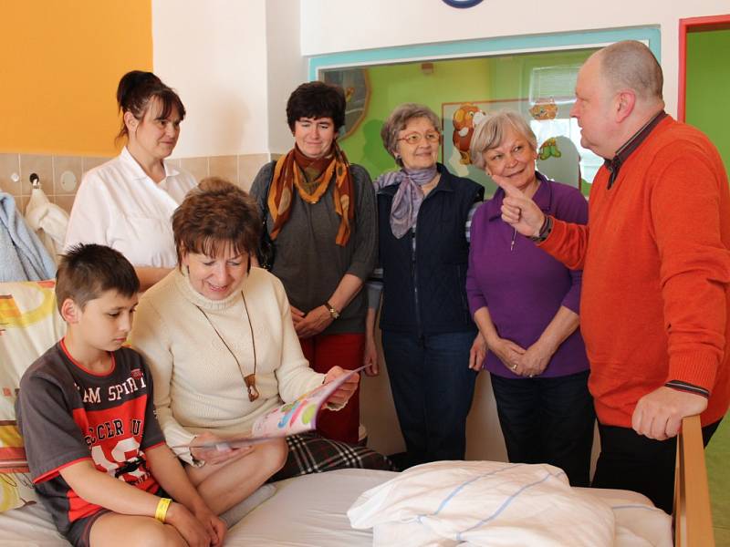 Šest babiček bude pravidelně předčítat dětem v pelhřimovské nemocnici. 