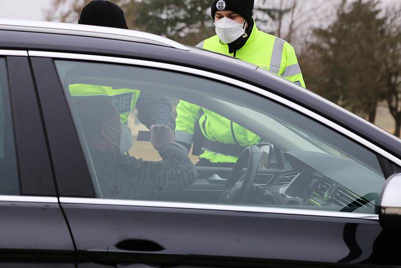 Aktuálně platná opatření, která se týkají volného pohybu osob mezi okresy, kontrolovali policisté také ve Vodné na Pelhřimovsku, kde jsou také hranice kraje.