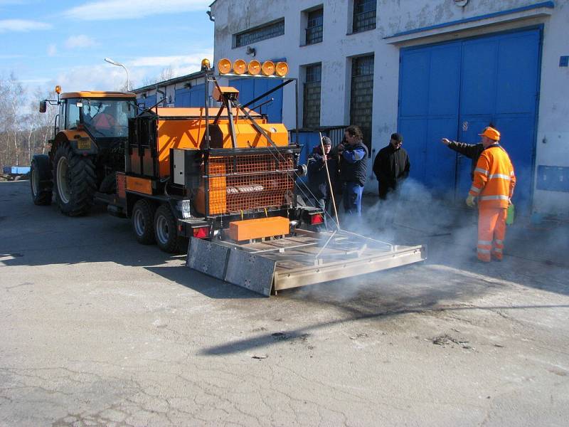 Jedna z pelhřimovských firem se může pochlubit unikátním strojem na opravu děr v silnicích nižších tříd. Cena opravy tímto zařízením vyjde dvaapůlkrát levněji, než při běžně používaných postupech. Navíc je kvalitnější.