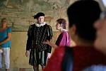V pátek večer se na zámku v Žirovnici uskutečnily dvě netradiční kostýmované prohlídky v podání tamních ochotníků.