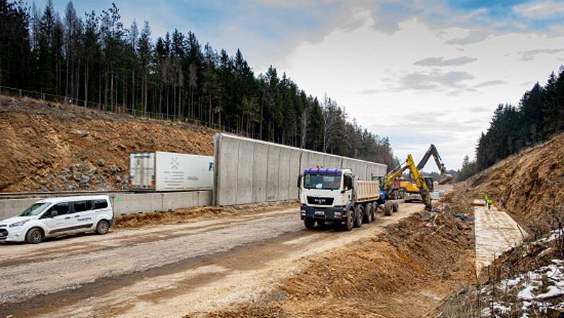 Práce na čtrnáctikilometrovém úseku dálnice D1 mezi Humpolcem a Větrným Jeníkovem nabraly na tempu. Pro lidi na stavbě se staly roušky samozřejmostí.