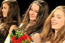 Nejúspěšnější účastnice loňské soutěže Dívka roku v Pelhřimově měly důvod  k úsměvům. Sára Zwickerová (uprostřed) přijede letos předat korunu své následnici. 