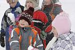 Žáci ze ZŠ v Košeticích si ve čtvrtek dopoledne uspořádali vlastní olympiádu. Děti vsadily na méně náročná sportovní odvětví jako například skákání v pytlích ve sněhu nebo hod koulí na terč. Síly mezi sebou poměřily všechny třídy.