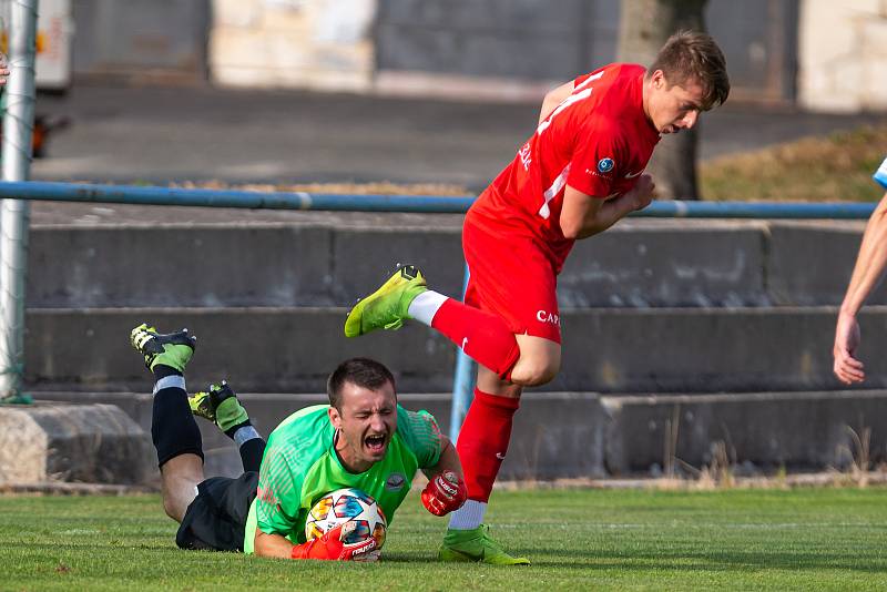 Fotbalové utkání mezi AFC Humpolec (v modrobílém) a TJ Tatran Bohunice.