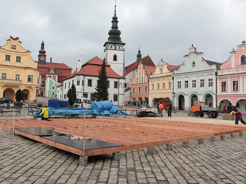 Mobilní kluziště na Masarykově náměstí v Pelhřimově.