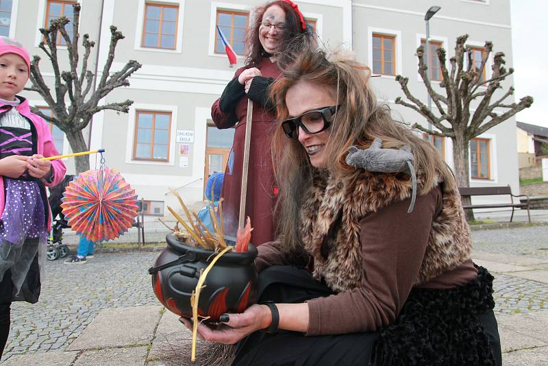 Čarodějnický rej a a lampionový průvod v Pacově začínal na náměstí Svobody a končil v areálu zámecké zahrady.