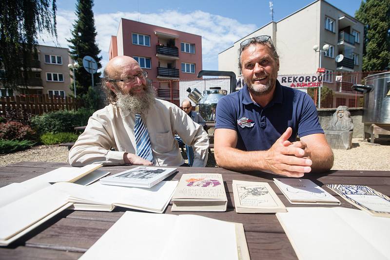 Syn Eduarda Petišky Martin Petiška převzal certifikát o zapsání do České knihy rekordů.