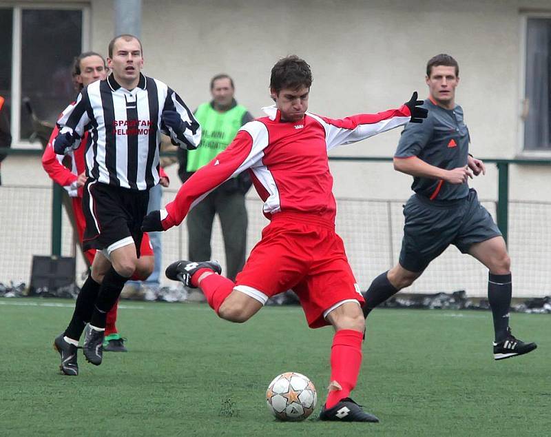 Fotbalisté Pelhřimova (v pruhovaném) se v nedělním divizním souboji s Otrokovicemi neprosadili, na domácím trávníku prohráli 0:1.