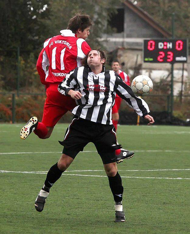 Fotbalisté Pelhřimova (v pruhovaném) se v nedělním divizním souboji s Otrokovicemi neprosadili, na domácím trávníku prohráli 0:1.