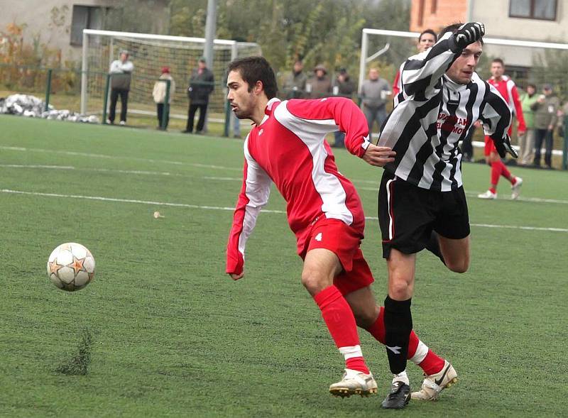 Fotbalisté Pelhřimova (v pruhovaném) se v nedělním divizním souboji s Otrokovicemi neprosadili, na domácím trávníku prohráli 0:1.