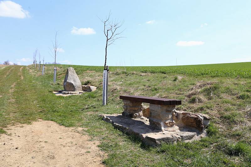 Pamětní kámen s lavičkou ke stému výročí založení Československé republiky zdobí lipovou alej k židovskému hřbitovu v Horní Cerekvi.