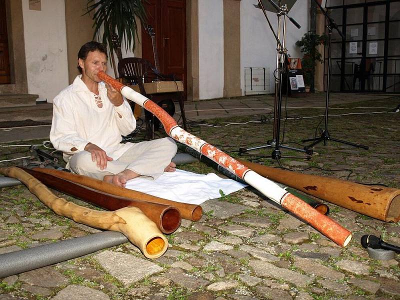 Didgeridoo Pavla Peloucha měří více než jeden a půl metru.