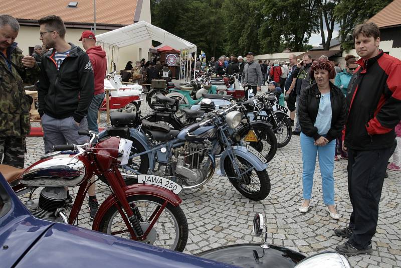 Pacov a okolí patřily v sobotu historickým motocyklům.