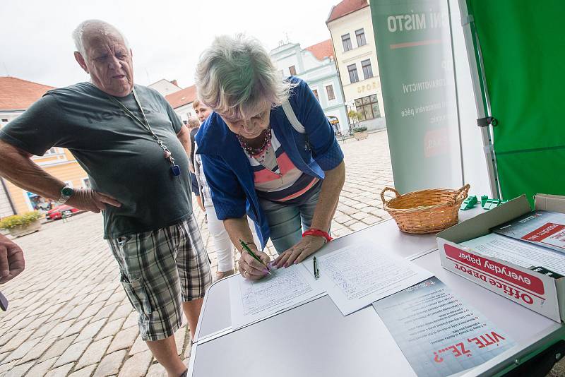 Petiční stánek Krizového štábu proti kolapsu zdravotnictví.