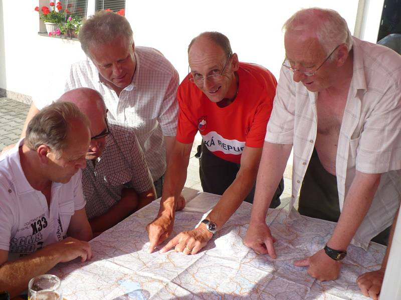 Zleva bývalý starosta Josef Fridrichovský, Jiří Sankot starší, Stanislav Hunal, Hanspeter Tschanz a bývalý místostarosta Jiří Roubíček.