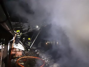 Požár hospodářské budovy v Počátkách.