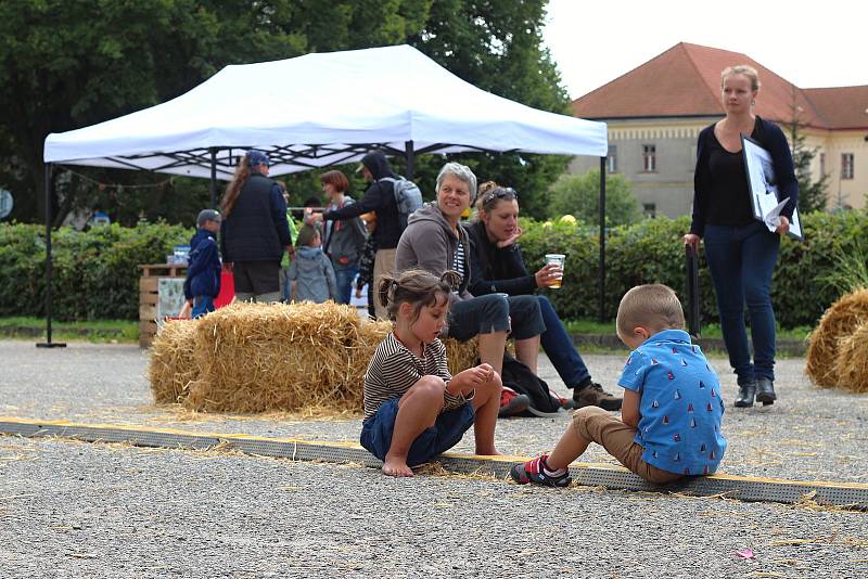 V areálu autobusového nádraží v Počátkách se během uplynulé soboty uskutečnil druhý ročník netradičního Open Air festivalu Design piknik.