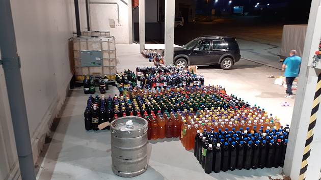 Nezdaněné lahve alkoholu zabavili celníci ve vietnamské prodejně na Pelhřimovsku. Další lahve zabavili rumunskému řidiči na dálnici. Foto: poskytla Celní správa