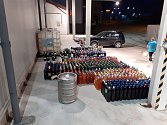 Nezdaněné lahve alkoholu zabavili celníci ve vietnamské prodejně na Pelhřimovsku. Další lahve zabavili rumunskému řidiči na dálnici. Foto: poskytla Celní správa