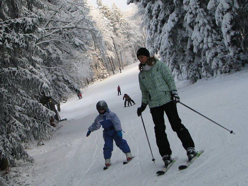 V plném proudu je i sezona ve Ski areálu Křemešník. Na svahu se nachází kolem sedmdesáti centimetrů technického sněhu. Příznivci rychlých prken se dokonce mohou svézt pod umělým osvětlením, a to každý den do jednadvacáté hodiny.