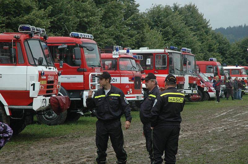 Feuer show v Košeticích skrápělo temné nebe. Atraktivní přehlídku však deště nezhatily