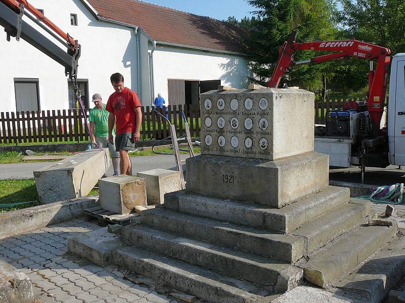 Památník a prostor kolem něj bude v Bohdalíně zářit novotou.