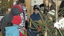 Výstava pelhřimovských zahrádkářů nabídla rozmanité adventní dekorace od věnců, svícnů až po vánoční podkovy. 