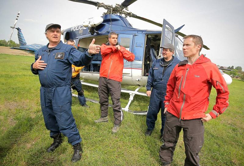 Pokud by velitel zásahu uznal, že je nutné k hašení požáru ve špatně přístupném terénu povolat pomoc, z Prahy, nebo z Brna by na Vysočinu dorazil policejní vrtulník se závěsným vakem.