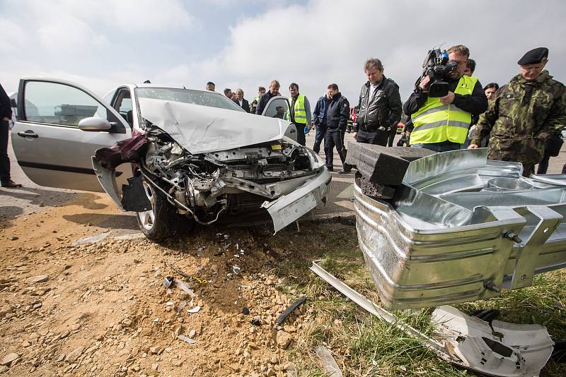 Dopravně preventivní akce k problematice přesunů kolon armádních vozidel a představení nových bezpečnostních svodidel.