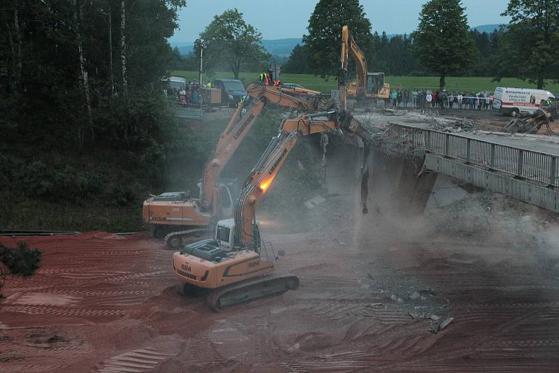 Demolice dvou dálničních nadjezdů ze soboty 12. května na neděli 13. května u Hněvkovic a Jiřic.