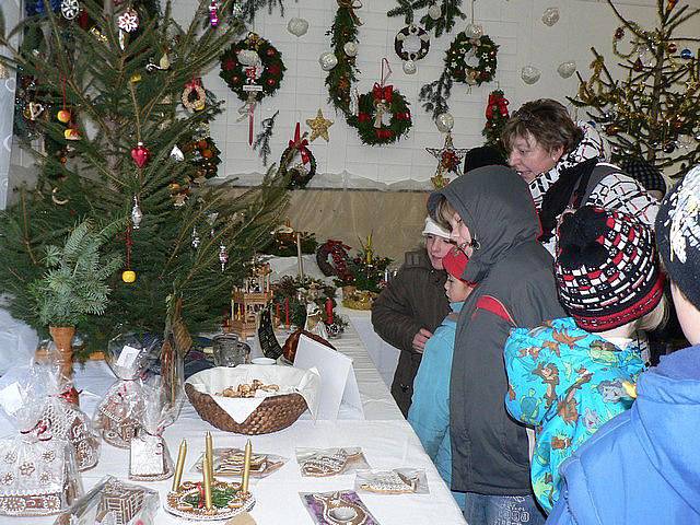 Výstava pelhřimovských zahrádkářů nabídla rozmanité adventní dekorace od věnců, svícnů až po vánoční podkovy. 