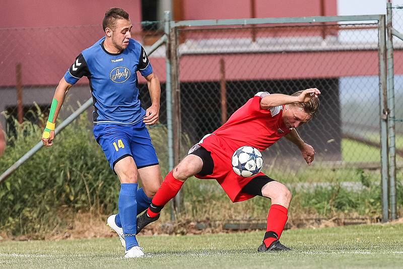 Dělba bodů více vyhovuje košetickým fotbalistům (v červeném), Přibyslav musí doufat v jejich zaváhání.