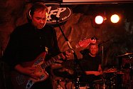 Zdeněk Bína (zpěv, kytara), Fredrik Janáček (baskytara) a Dano Šoltis (bicí) vystoupili 1. března v Pelhřimově.