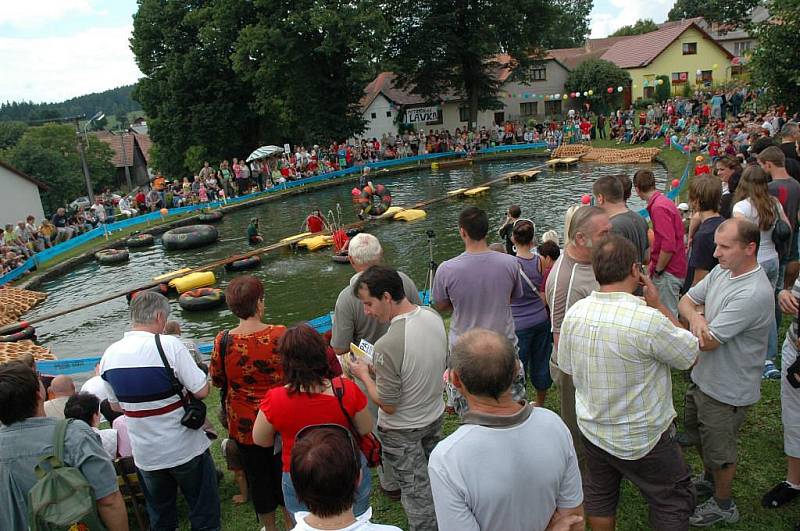 ZÁBAVNÉ VÝRAZY. Diváci, kteří zavítali do Putimova nemuseli v žádném případě svého rozhodnutí litovat. Jejich smyslům zalahodily úsměvné oblečky, nepřeberné množství pádů i křik soutěžících.