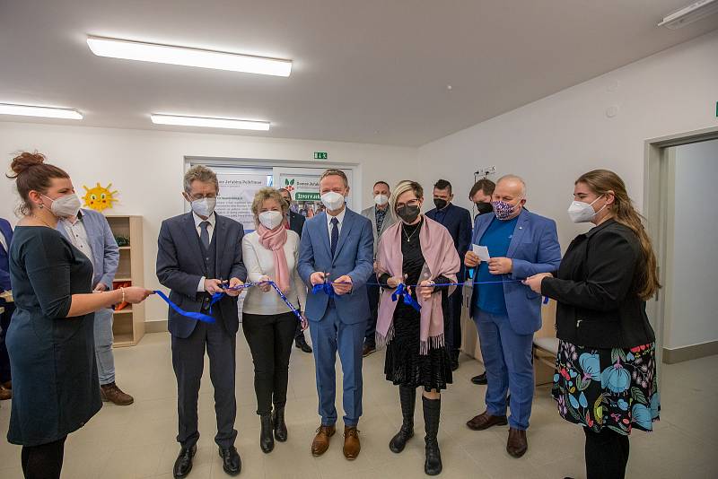 Slavnostního otevření Domova Jeřabina se účastnil například hejtman kraje Vítězslav Schrek, nebo předseda Senátu Miloš Vystrčil.