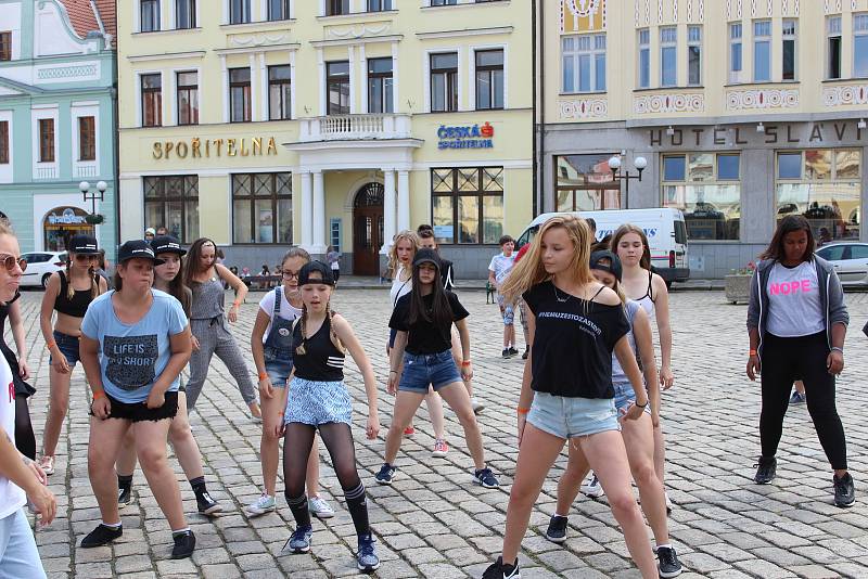 Akce Region tančí odstartovala na Masarykově náměstí v Pelhřimově.