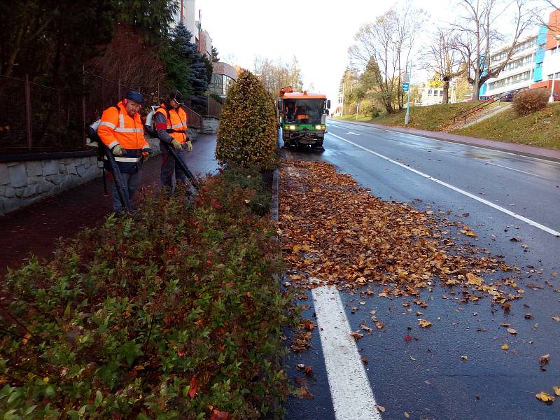 Pracovníci pelhřimovských technických služeb uklízeli v pondělí také ulice, které nesly stopy nedělní vichřice.