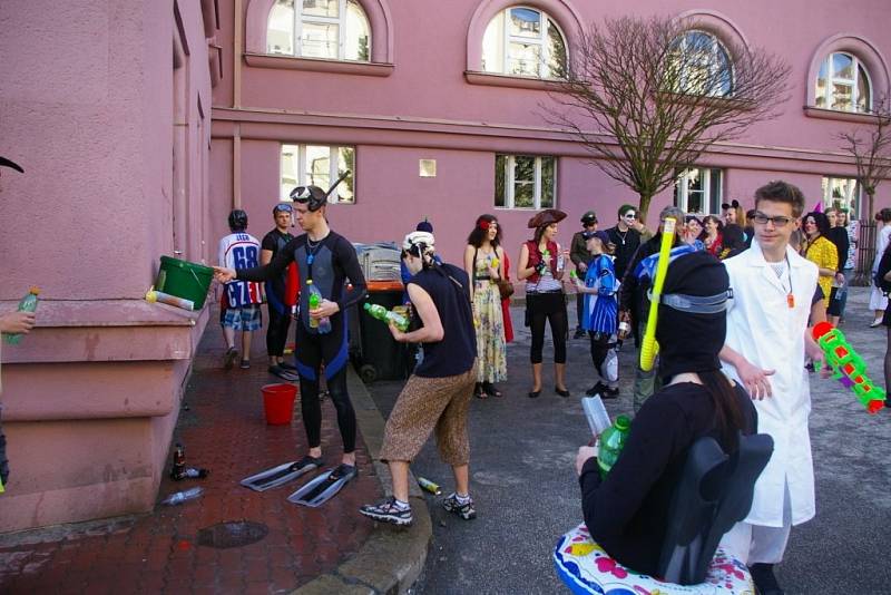 Poslední zvonění studentů pelhřimovského gymnázia.