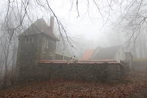 Romantické vile na Křemešníku dodalo nedělní mlhavé počasí na tajemnosti.