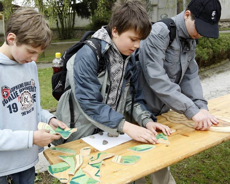 Den Země v Děkanské zahradě v Pelhřimově oslavili školáci poznávacími soutěžemi nebo třeba výrobou svíček či krmítek. 