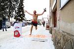 Josef Šálek uběhl v neděli 17. ledna v Pelhřimově půlmaraton za 1 hodinu 36 minut a 21 vteřin. Běžel bos, po souvislé vrstvě sněhu a pouze v šortkách.